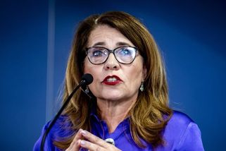 Diktát z Prahy, rozlítil kratší školní rok Zajíčkovou. Němcová mluví o Plagově kouřové cloně